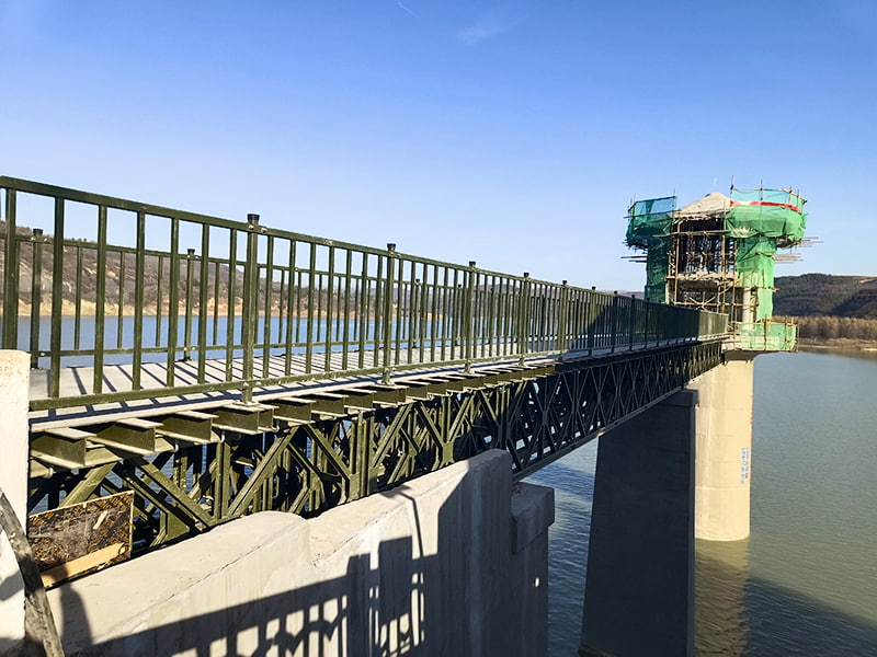 Geschilderde stalen naderingsbrug