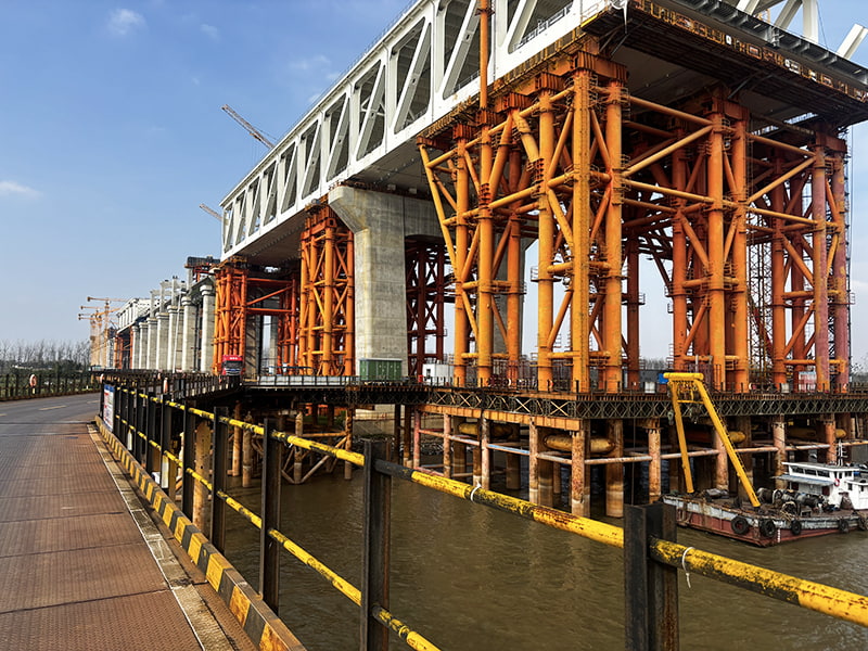 Bouwplatforms voor zware lasten met grote overspanning voor bruggen