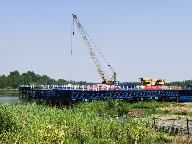 Blauw geschilderde bouwplatforms voor bruggen